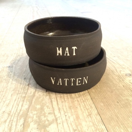 MAT &amp; VATTEN MATSKÅL SVART
